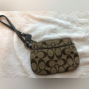 GUC Coach Signature C Tan Brown Trim Zippy Wristlet Wallet Includes Fob